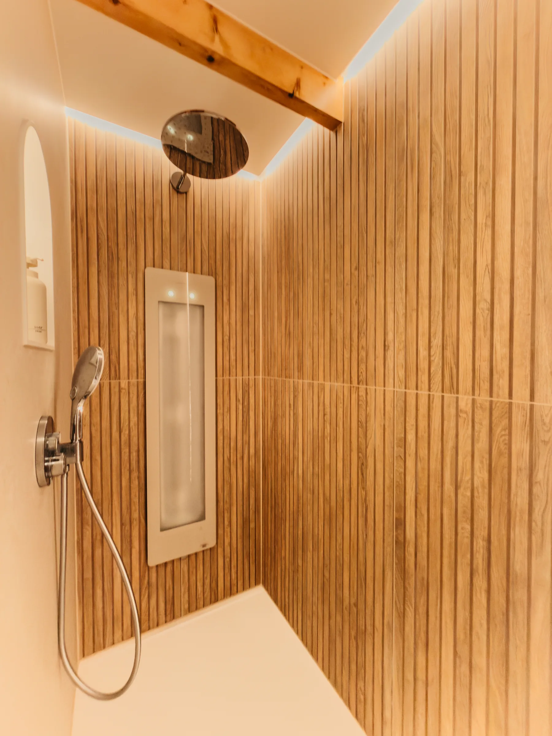 Douchecel met handdouche en Sunshower-paneel