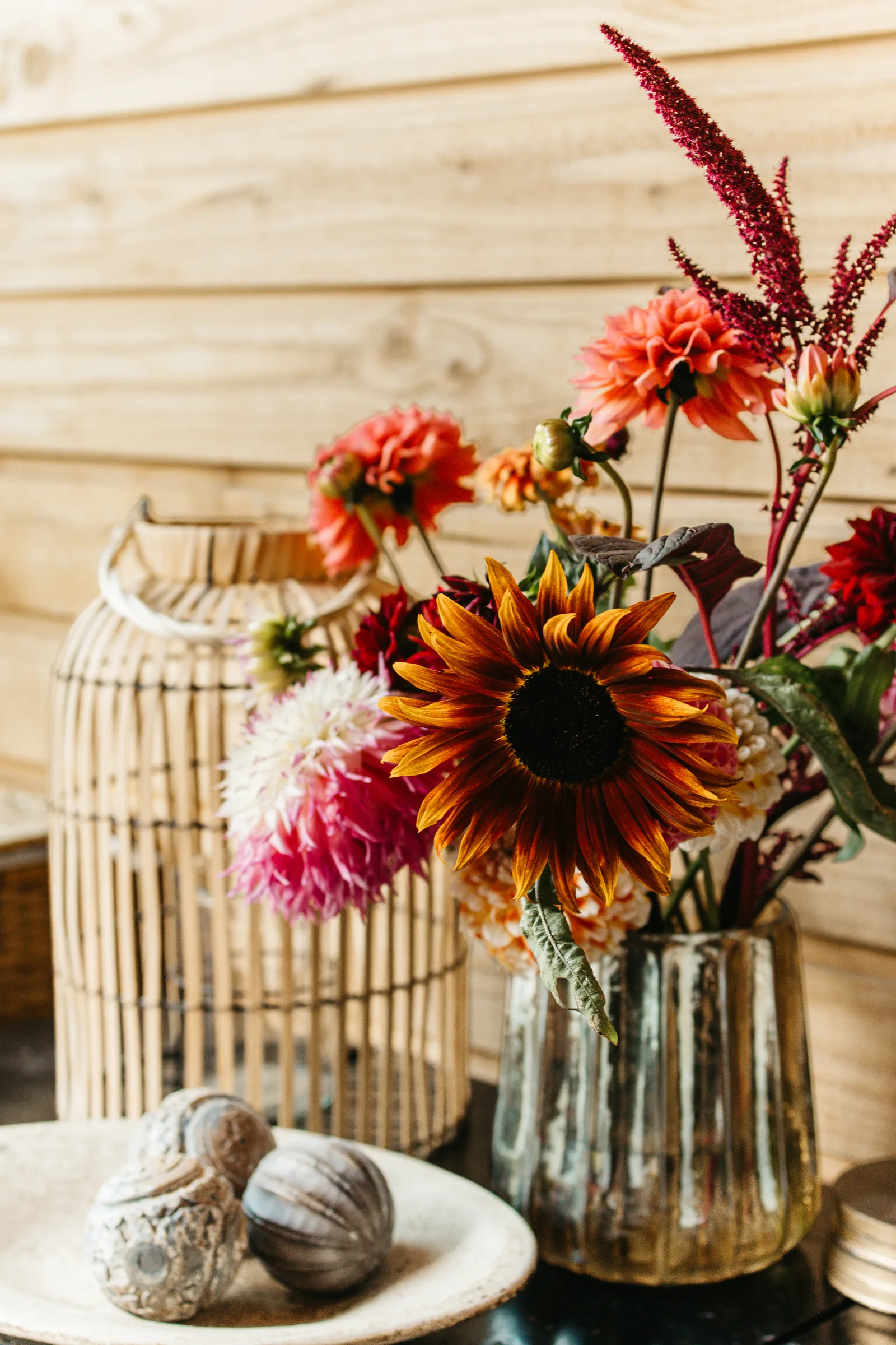 Bloemboeket met dahlia's en zonnebloem op tafel