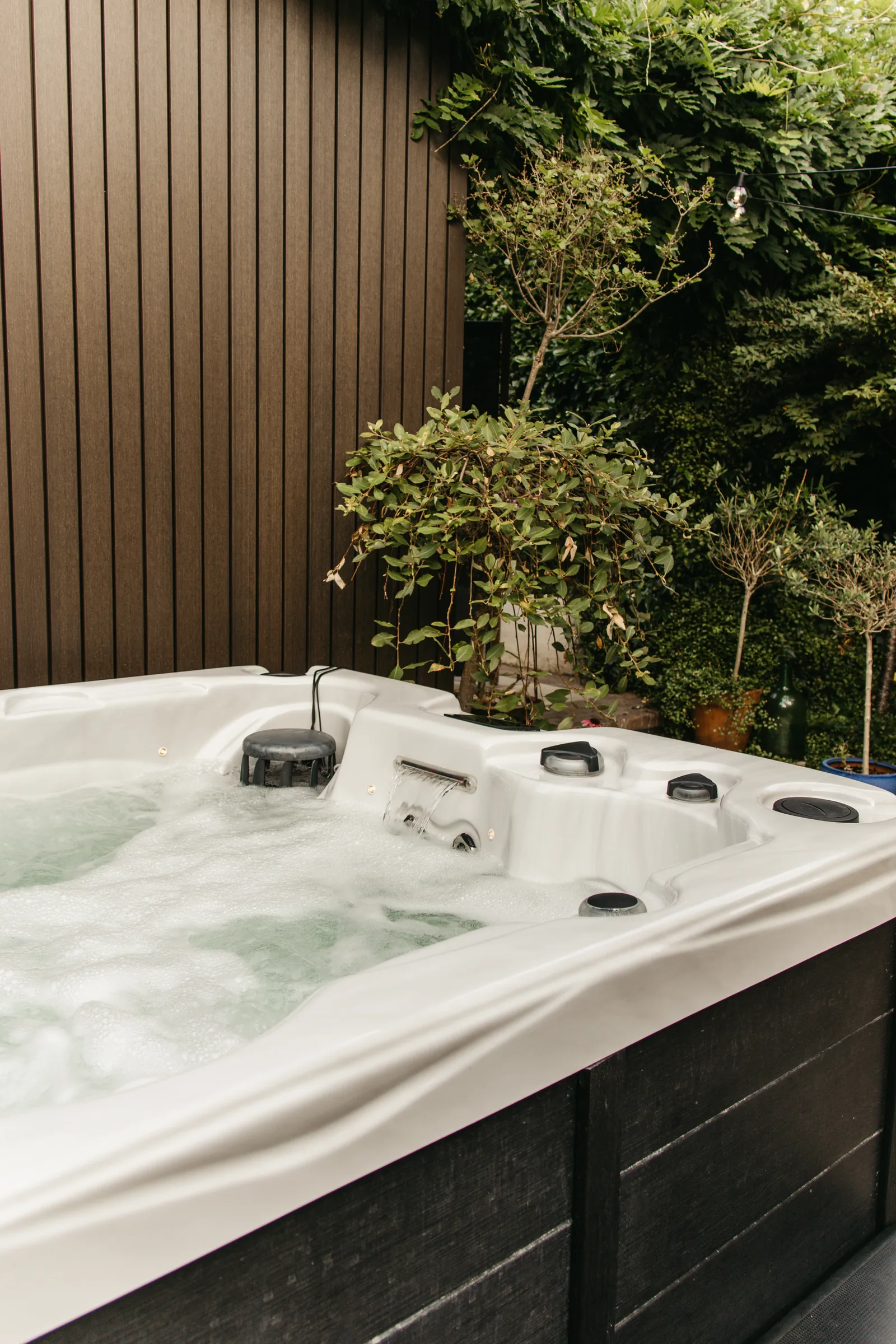 Close-up van de massagejets en waterval in de Fox Spa