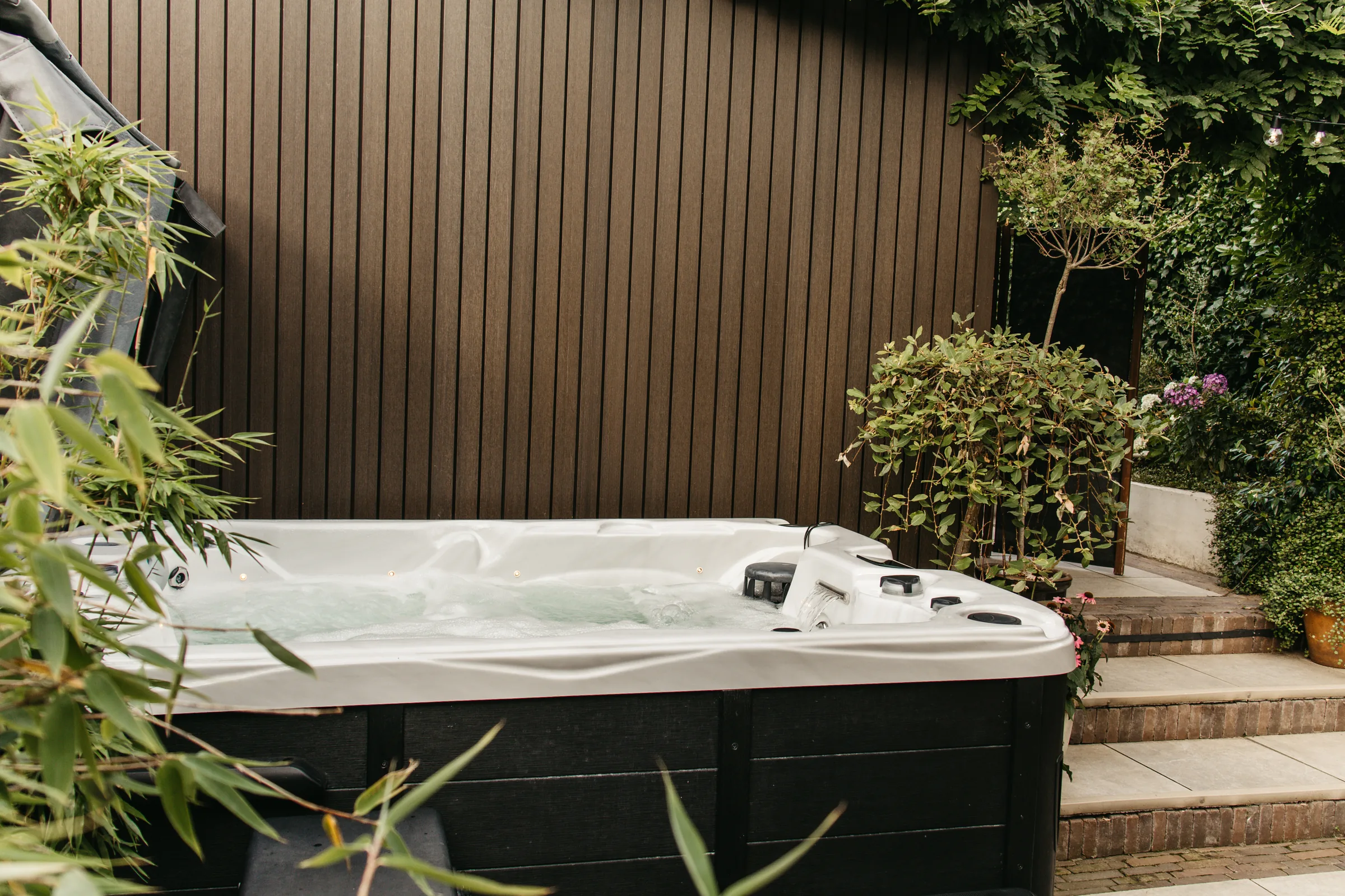 De Fox Spa jacuzzi met bubbelend water en waterval