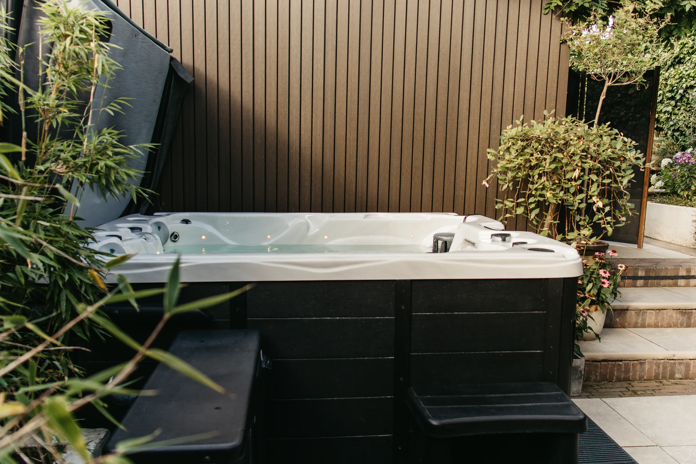 Bubbelend water in de luxe Fox Spa jacuzzi