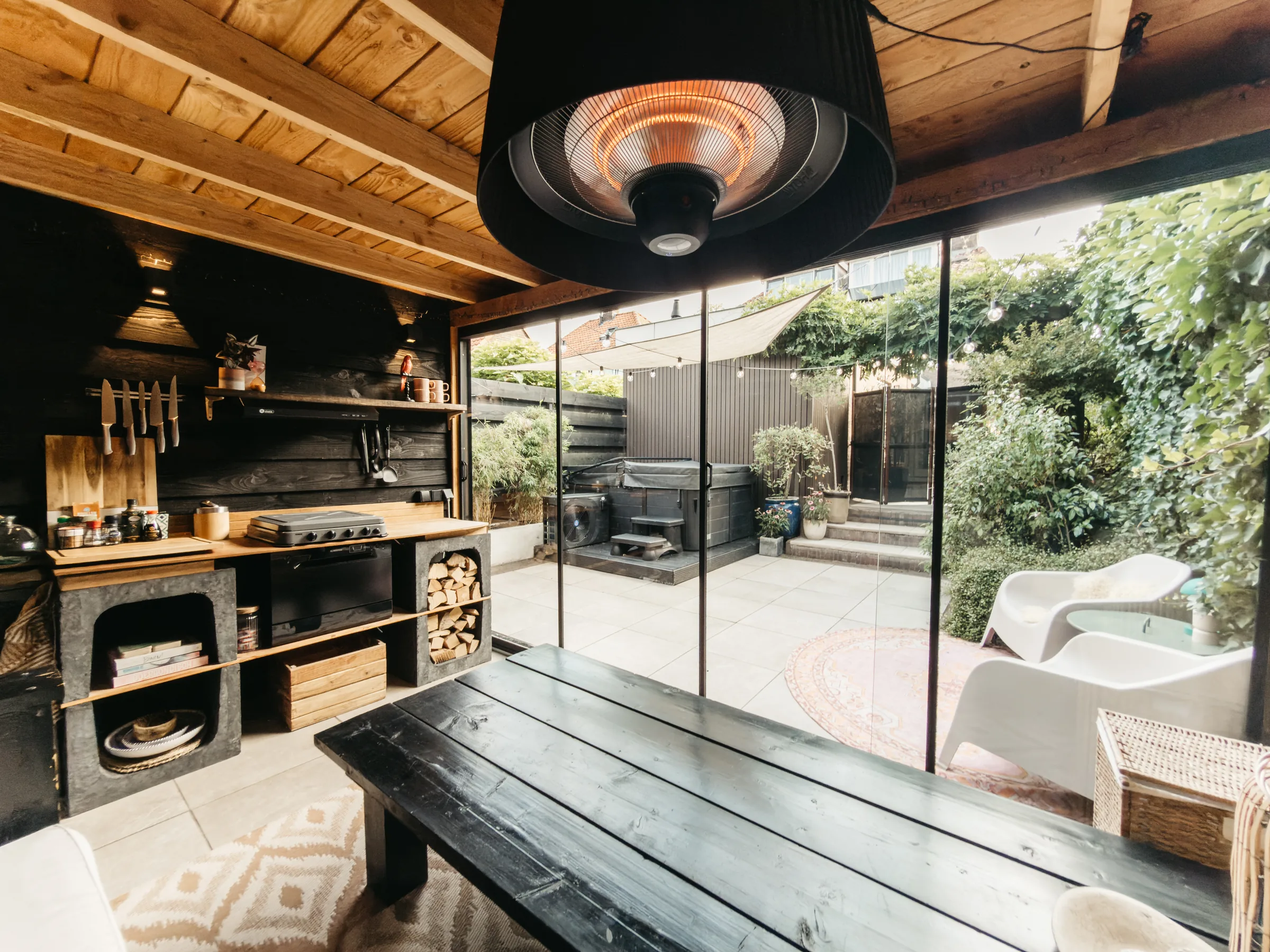 Keuken met doorkijk naar de tuinkamer, het terras en de jacuzzi