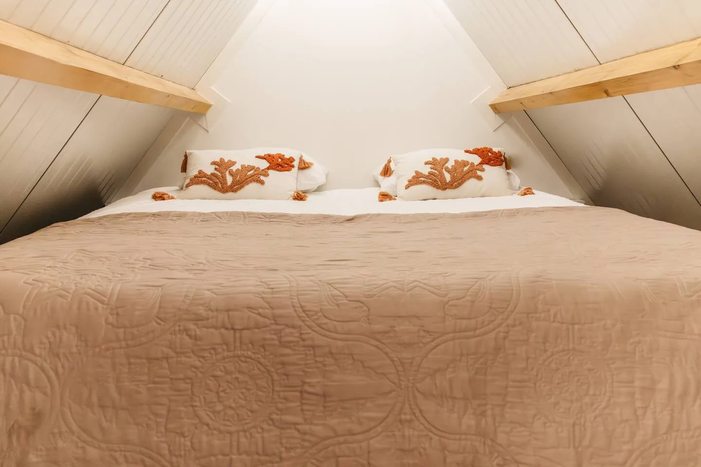 Bed in de slaapvide onder het dakraam