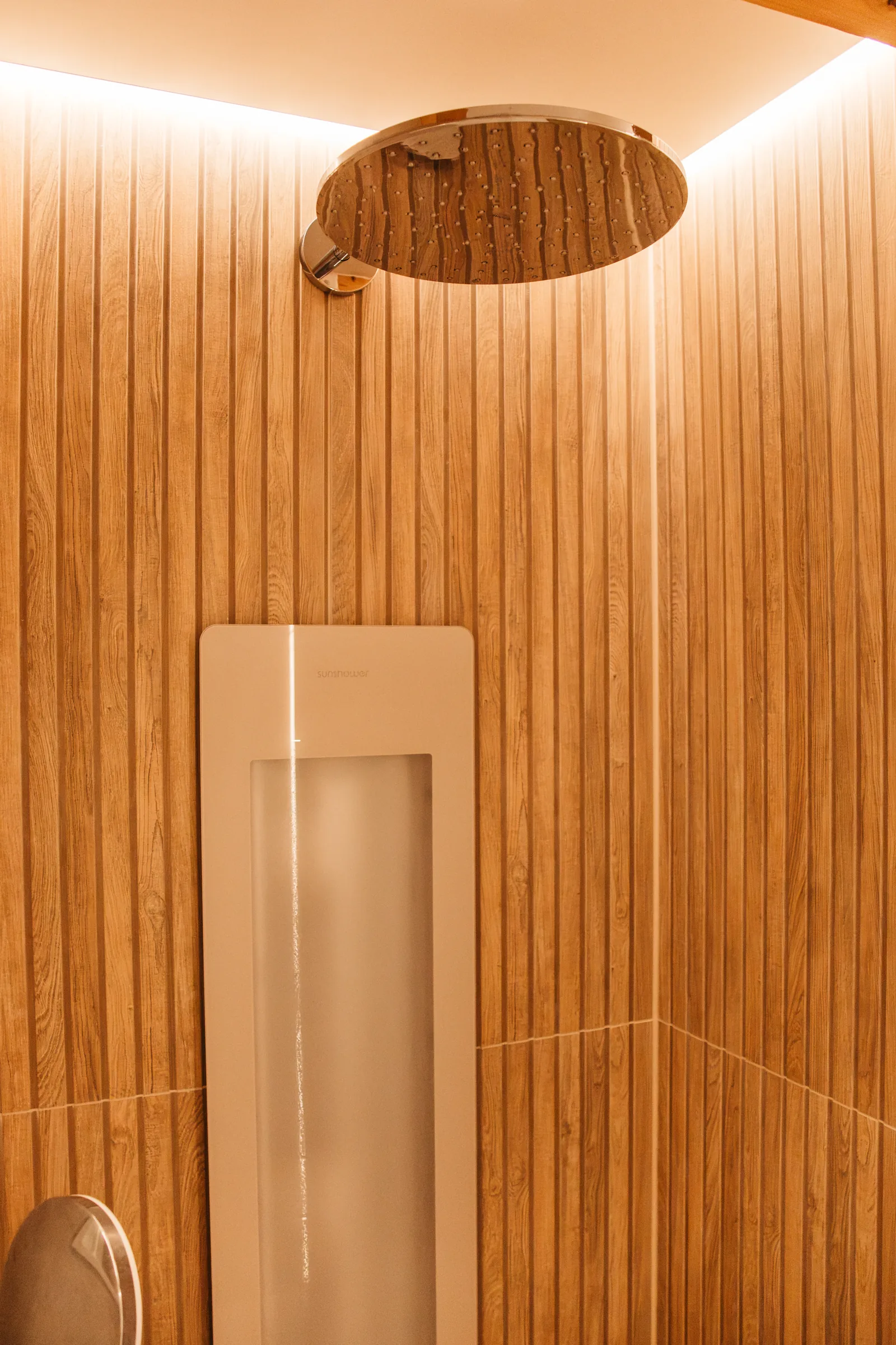 Luxe regendouche met Sunshower-paneel in de badkamer