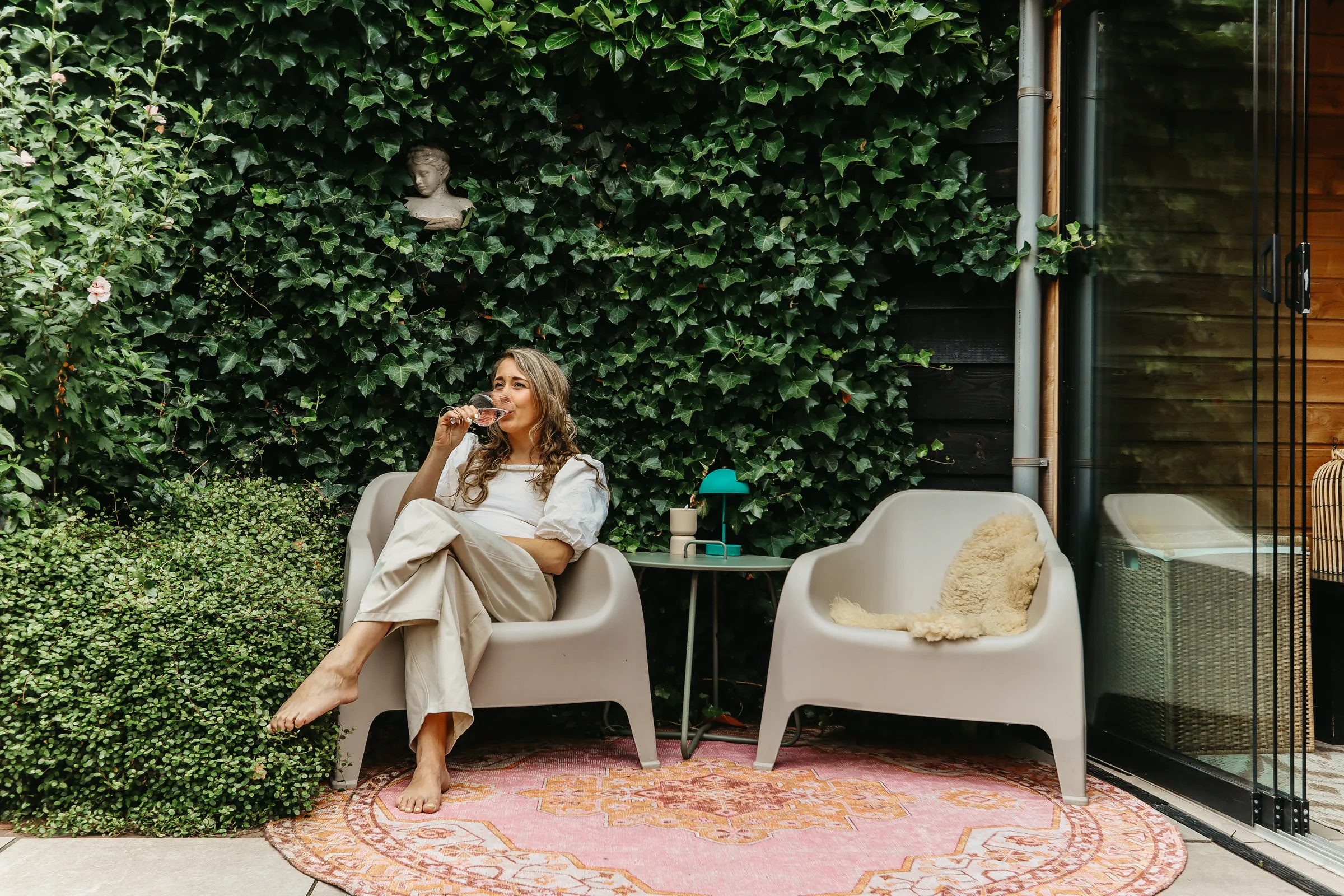 Ontspannen in de loungestoel op het terras met een glas wijn