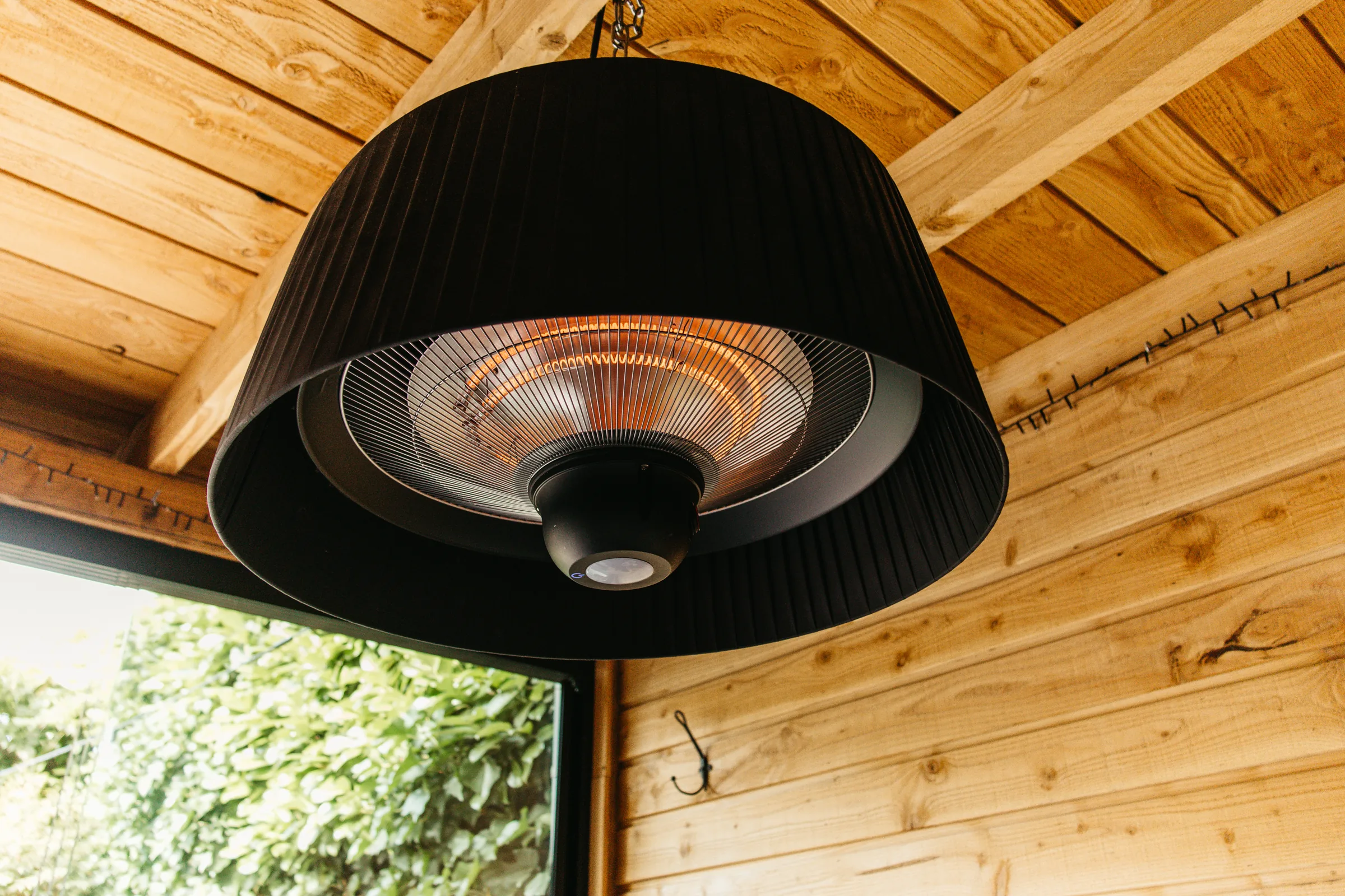 Terrasverwarmer aan het plafond van de tuinkamer