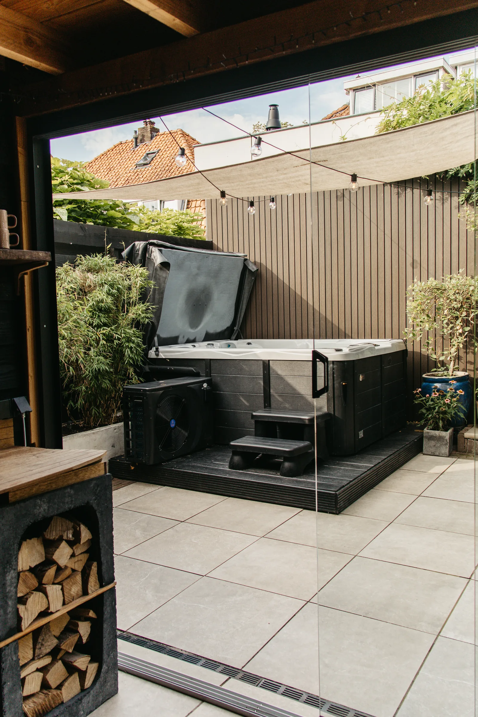 Doorkijk vanuit de verwarmde tuinkamer naar de jacuzzi